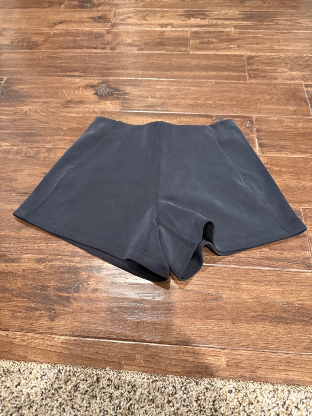 Lululemon Softstreme   Kick-Flare MR Short 4" BLK  size 4 excellent condition